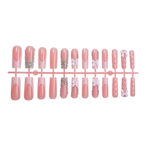 Faux ongles cercueil rose avec nœuds 3D, strass argentés et motifs à carreaux