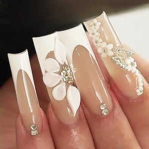 Faux Ongles Longs Cercueil French Manucure Fleurs 3D Blanches Papillon Strass Rose Nude Avec Colle Et Lime