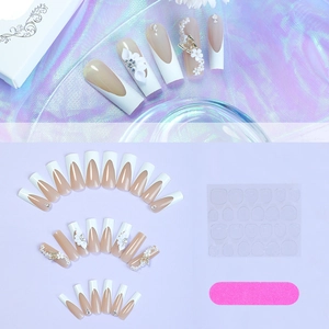 Faux ongles French blancs faits main avec fleurs 3D et décorations de papillons dorés