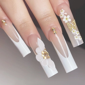 Unghie Finte Fatte A Mano French Bianco Lungo Quadrato Con Fiori 3D Farfalla Oro Strass Eleganti Per Donne