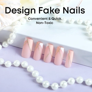 Faux ongles faits main trapèze long mat rose avec des rayures dorées scintillantes
