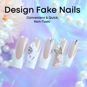 Faux ongles faits main style French blanc avec fleurs 3D et strass sur fond de luxe nacré