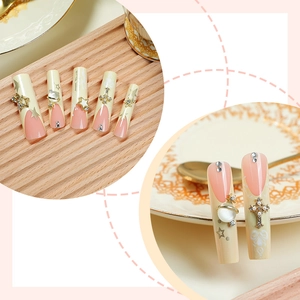 Unghie finte lunghe a bara french nude gialle con decorazioni stelle e strass