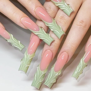 Faux ongles à presser avec motif de feuilles en 3D et gouttes d'eau de forme carrée