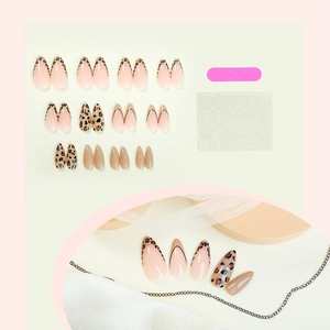 Französisches Mandel-Nagelset mit Leopardenmuster und nudefarbenem Hochglanz-Finish