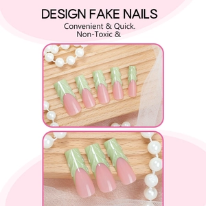 Détail de faux ongles French roses avec textures de feuilles 3D sur fond en bois