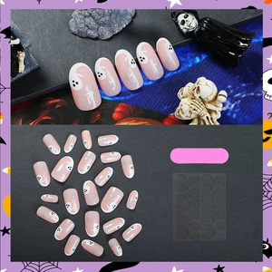 Unghie finte Halloween sfumate rosa con motivi di fantasmi bianchi e stelle d'argento