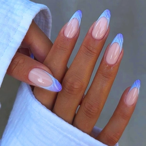 Faux ongles amande French manucure marbré bleu au fini brillant sur main