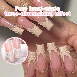 Détail de textures 3D blanches en relief sur des faux ongles longs carrés rose nu
