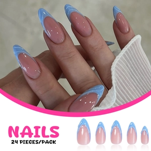 Vue détaillée de French tips bleues ondulées sur des ongles amande avec finition brillante