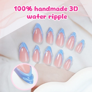 Détail des faux ongles amande faits main avec base nude et vagues d'eau bleues en 3D