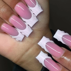 Faux ongles ballerine avec vagues 3D sur base rose gelée style french 24 pièces