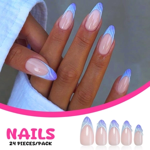 Gros plan d'ongles amande avec pointe française en marbre bleu et paquet de 24 pièces