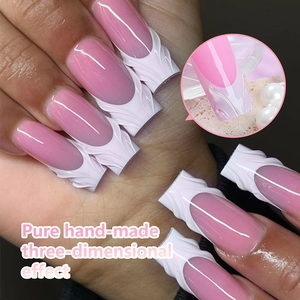 Détail de faux ongles French roses avec lignes 3D texturées blanches et fini brillant