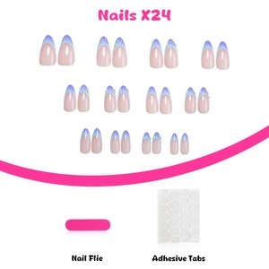 Vue à plat de 24 faux ongles amande bleus avec lime et onglets adhésifs double face