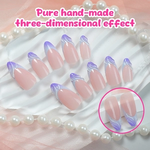 Détails de la texture 3D faite main sur faux ongles amande avec dégradé bleu