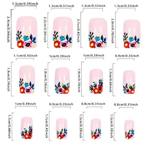 Tableau des tailles d'ongles à coller style français avec motifs floraux colorés variés