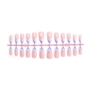 Détail de 24 faux ongles amande avec pointes French bleues et motifs de vagues blancs