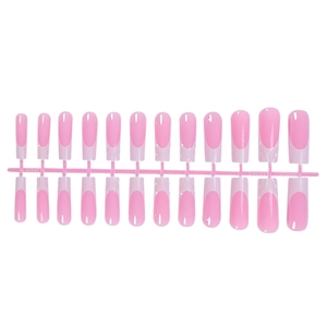 Vue détaillée de 24 faux ongles French manucure rose et blanc sur support plastique