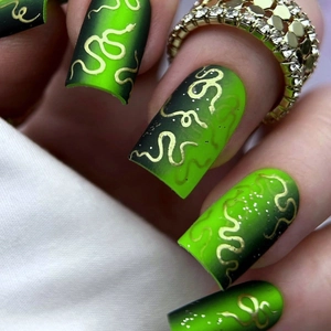 Green Gradient Press On Nails With Gold Snake Pattern Matte Coffin Artificial Nails For Women Luxury Gothic Style