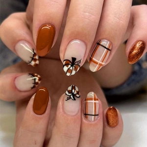 Unghie Finte da Incollare a Scacchiera con Zucca del Ringraziamento per Donna Autunno Marrone Forma a Mandorla con Colla a Gel e Lima per Unghie