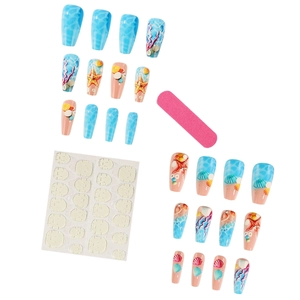 Set unghie finte a tema oceano con rilievi di stelle marine, conchiglie e coralli