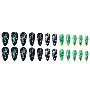 Faux ongles stiletto vert et noir avec motifs de champignons et branches oniriques