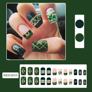 Unghie finte per San Patrizio con motivi a trifoglio verde e accenti glitter oro