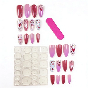 Kit de 24 faux ongles rose avec motifs cœurs comprenant limes et autocollants