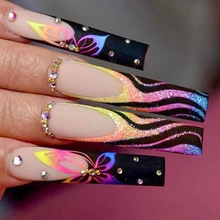 Détail macro de faux ongles carrés extra longs avec motifs papillons colorés et strass