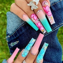 Détails de faux ongles ballerine longs avec motifs floraux et ornements en strass