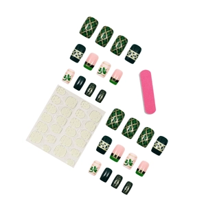 Set unghie finte a scacchi verdi e rosa con quadrifogli per San Patrizio