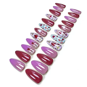 Lot de 24 faux ongles amande avec paillettes roses, violettes et motifs de cœurs