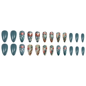 Faux ongles amande vintage avec motifs cœur et plumes en tons bleu rétro et beige