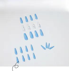 Détail d'ongles ballerine bleu ciel et transparents avec paillettes papillon laser