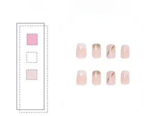 Dettaglio di unghie finte con sfumatura rosa e glitter dorati in forma squadrata corta