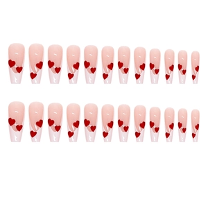 Faux ongles longs ballerine avec french blanche et motifs de cœurs rouges