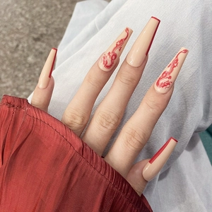 Faux ongles cercueil extra longs couleur nude avec motifs de dragons rouges fins