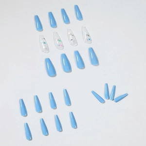 Faux ongles ballerine bleu ciel avec paillettes papillon irisées sur base transparente