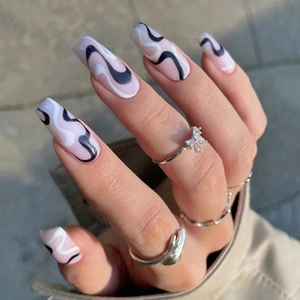Detailansicht langer Coffin-Klebenägel mit flüssigem abstraktem Wellenmuster-Design