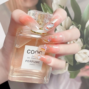 Rosa Ombre Kunstnägel zum Aufkleben mit Goldfolie und Strasssteinen am Modell