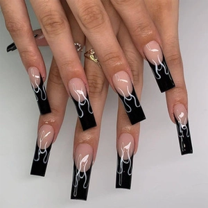 Detail von langen Coffin-Press-on-Nägeln mit schwarzen French Tips und weißem Flammenmuster