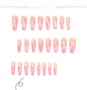 Détails de faux ongles longs cercueil dégradé rose avec motifs cœurs et étoiles