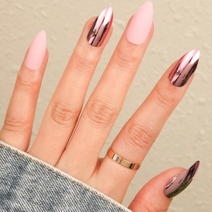 Unghie finte a mandorla lunghe con finitura opaca rosa e specchio oro rosa metallico
