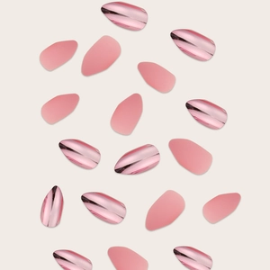 Kit unghie finte a mandorla rosa opaco e specchiato su sfondo beige minimalista