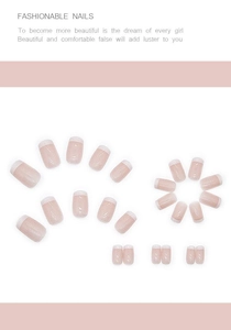 Dettaglio set di unghie finte corte squadrate stile French in rosa nude e bianco