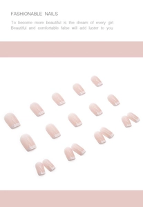 Dettaglio di unghie finte corte a mandorla stile french rosa nude con punte bianche