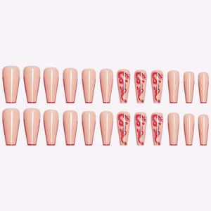 Détail de 24 faux ongles cercueil roses avec motifs de dragon rouge traditionnels et fini brillant