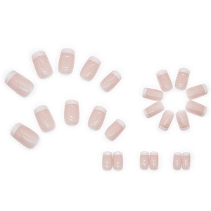 Set di unghie finte corte ovali french tip con base rosa lucida e punte bianche