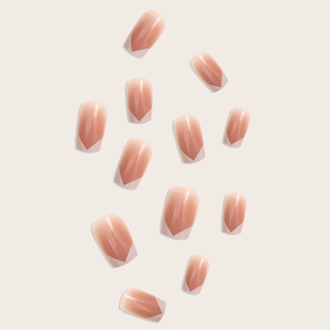 Unghie finte corte stile francese rosa nudo con motivi geometrici a V di colore bianco